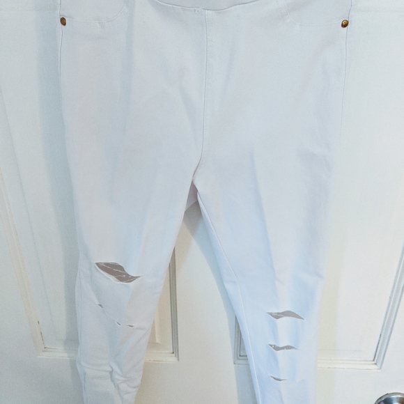 SALE🎆White Ripped Jeans - Picture 2 of 5